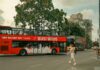Jarocin na weekend: najciekawsze miejsca w mieście i okolicy dla mieszkańców i turystów Czerwona piętrowa londyńska autobus na przejściu dla pieszych