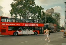Jarocin na weekend: najciekawsze miejsca w mieście i okolicy dla mieszkańców i turystów Czerwona piętrowa londyńska autobus na przejściu dla pieszych
