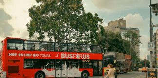 Czerwona piętrowa londyńska autobus na przejściu dla pieszych