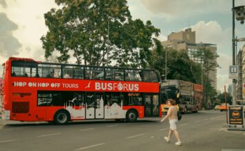 Jarocin na weekend: najciekawsze miejsca w mieście i okolicy dla mieszkańców i turystów Czerwona piętrowa londyńska autobus na przejściu dla pieszych