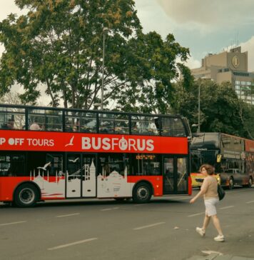 Jarocin na weekend: najciekawsze miejsca w mieście i okolicy dla mieszkańców i turystów Czerwona piętrowa londyńska autobus na przejściu dla pieszych