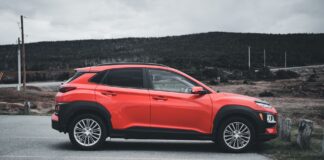 Czerwony Fiat 500X zaparkowany na zewnątrz w pochmurny dzień