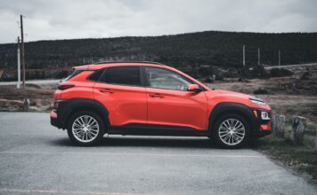 Fiat 500X czy konkurencyjny crossover z drugiej ręki – porównanie kosztów utrzymania Czerwony Fiat 500X zaparkowany na zewnątrz w pochmurny dzień