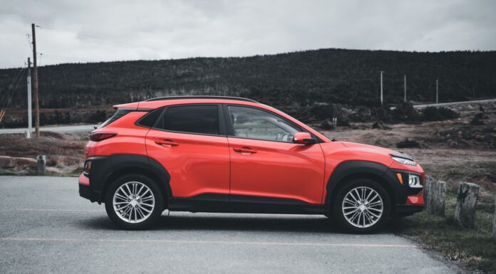 Fiat 500X czy konkurencyjny crossover z drugiej ręki – porównanie kosztów utrzymania Czerwony Fiat 500X zaparkowany na zewnątrz w pochmurny dzień