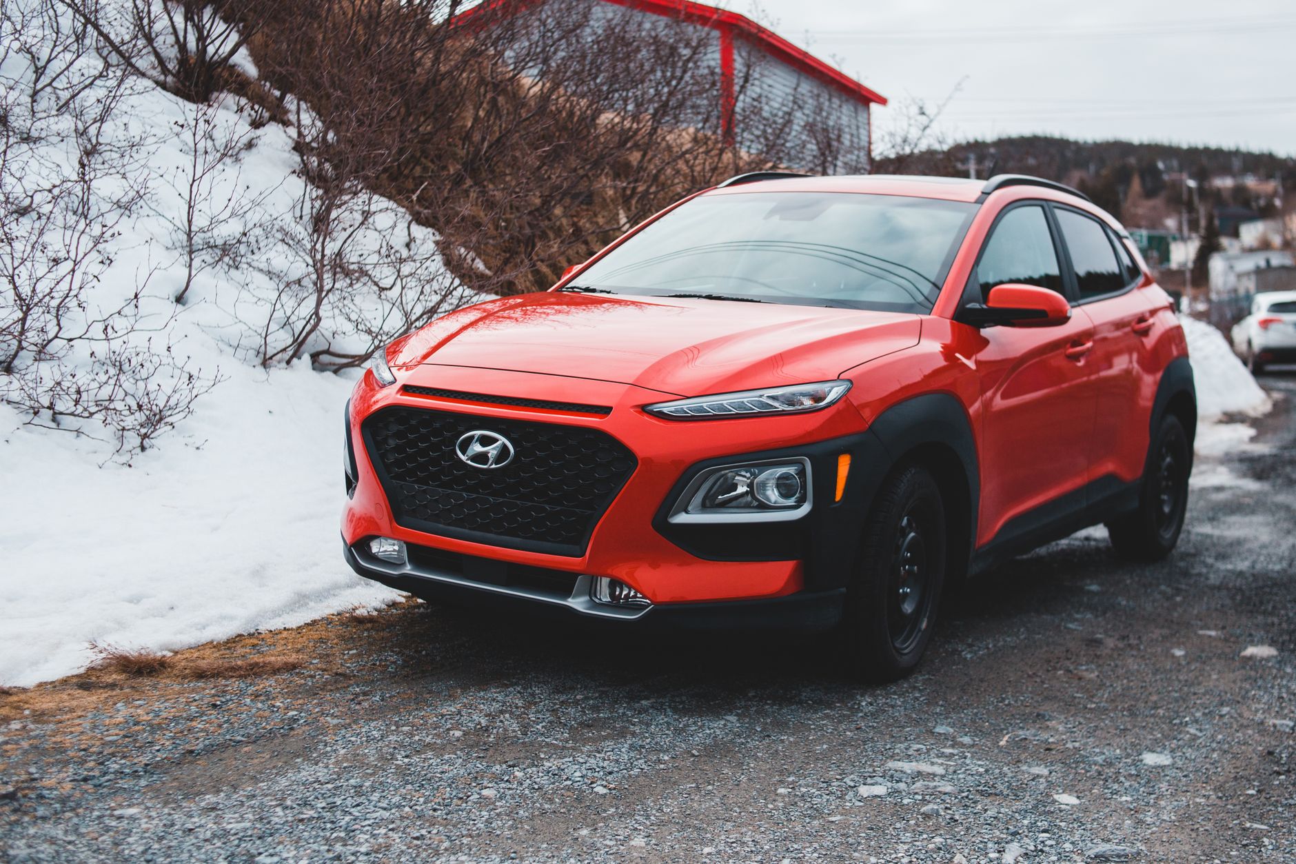 Czerwony Hyundai SUV zaparkowany na ośnieżonym parkingu