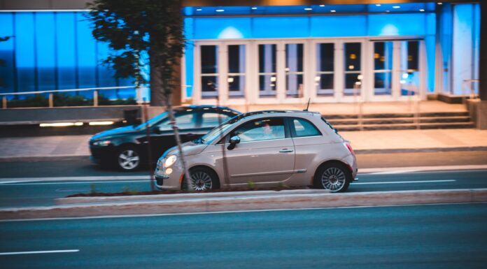 Mitsubishi Space Star jako tanie auto do miasta spalanie wygoda i opinie użytkowników Małe miejskie auto na ulicy obok nowoczesnego, niebiesko podświetlonego budynku