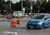 Hyundai Kona Electric w mieście i w trasie – test zużycia energii z perspektywy kierowcy Niebieski Hyundai Kona Electric jedzie po miejskim torze asfaltowym