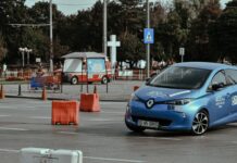 Hyundai Kona Electric w mieście i w trasie – test zużycia energii z perspektywy kierowcy Niebieski Hyundai Kona Electric jedzie po miejskim torze asfaltowym