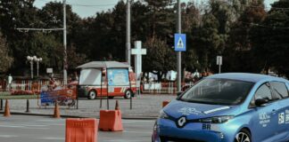 Niebieski Hyundai Kona Electric jedzie po miejskim torze asfaltowym