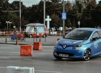 Hyundai Kona Electric w mieście i w trasie – test zużycia energii z perspektywy kierowcy Niebieski Hyundai Kona Electric jedzie po miejskim torze asfaltowym