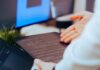 Jak zacząć przygodę ze sztuczną inteligencją: praktyczny przewodnik dla początkujących programistów Programista analizuje kod na tablecie w nowoczesnym biurze