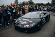 Ferrari dla rodziny? Przegląd modeli 2+2 i praktycznych rozwiązań w świecie supersamochodów Tłum kibiców podziwia wyścigowe Ferrari podczas emocjonującego eventu
