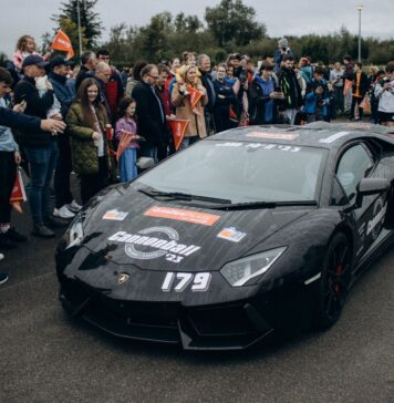 Ferrari dla rodziny? Przegląd modeli 2+2 i praktycznych rozwiązań w świecie supersamochodów Tłum kibiców podziwia wyścigowe Ferrari podczas emocjonującego eventu
