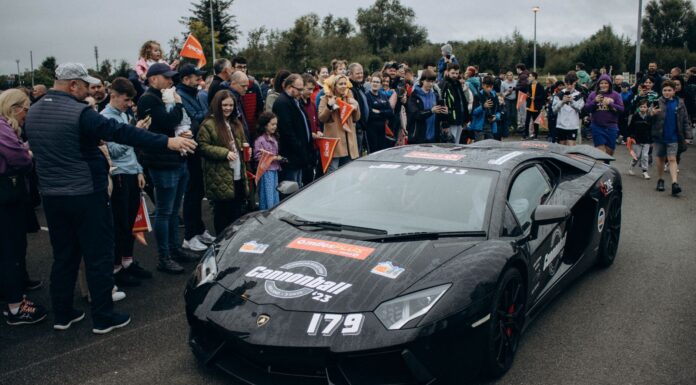 Ferrari dla rodziny? Przegląd modeli 2+2 i praktycznych rozwiązań w świecie supersamochodów Tłum kibiców podziwia wyścigowe Ferrari podczas emocjonującego eventu