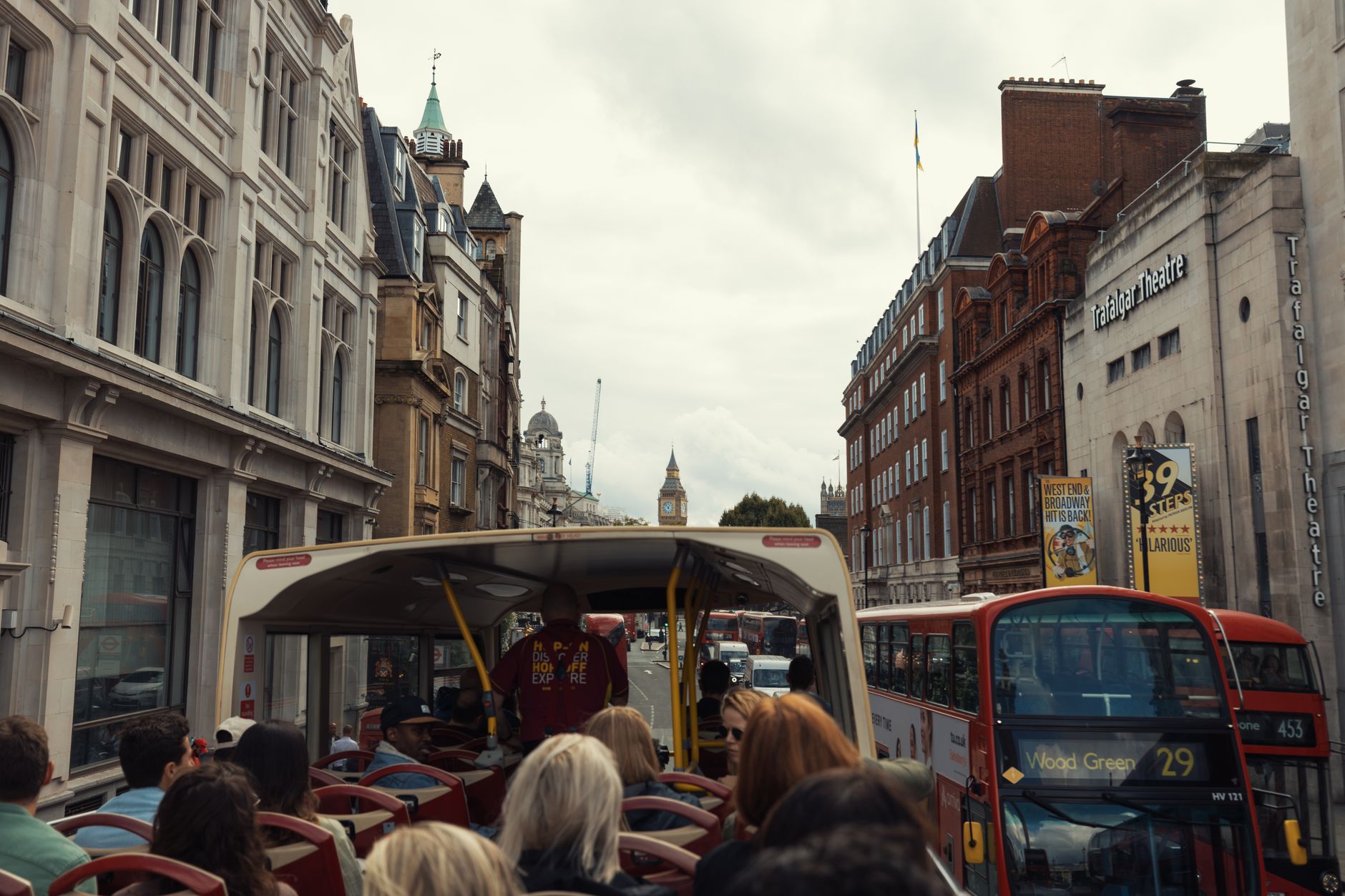 Widok na Big Ben z piętrowego autobusu na ulicy w centrum Londynu