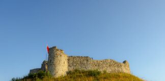 Zamek na wzgórzu pod błękitnym niebem w słoneczny dzień