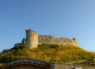 Zamek na wzgórzu pod błękitnym niebem w słoneczny dzień