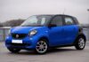 Niebieski Smart Forfour zaparkowany przy miejskiej ulicy
