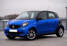 Jak tanio poprawić wygląd Dacii Sandero – sprawdzone modyfikacje wizualne, które nie psują gwarancji Niebieski Smart Forfour zaparkowany przy miejskiej ulicy