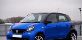 Niebieski Smart Forfour zaparkowany przy miejskiej ulicy