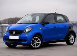 Niebieski Smart Forfour zaparkowany przy miejskiej ulicy