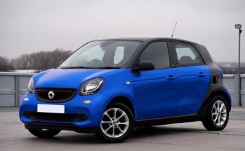 Niebieski Smart Forfour zaparkowany przy miejskiej ulicy