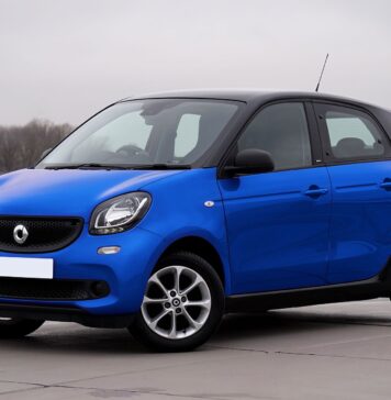 Jak tanio poprawić wygląd Dacii Sandero – sprawdzone modyfikacje wizualne, które nie psują gwarancji Niebieski Smart Forfour zaparkowany przy miejskiej ulicy