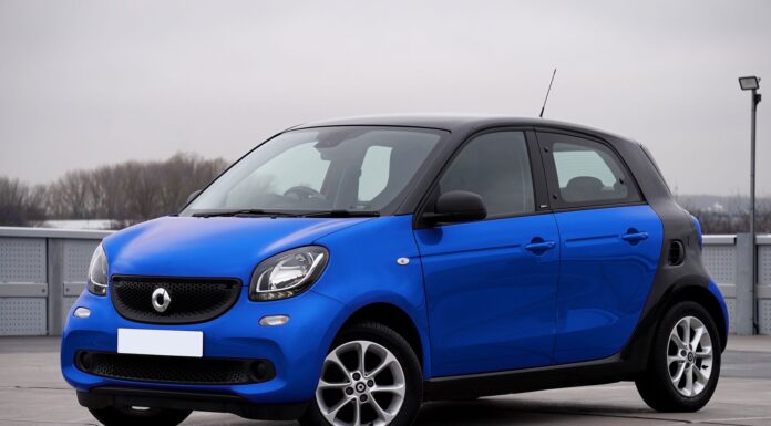 Jak tanio poprawić wygląd Dacii Sandero – sprawdzone modyfikacje wizualne, które nie psują gwarancji Niebieski Smart Forfour zaparkowany przy miejskiej ulicy