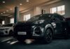 Kia Sportage zaparkowana w stylowym garażu wnętrzowym