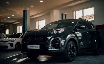 Mazda CX-3 kontra konkurenci: czy najmniejszy SUV Mazdy nadal ma sens na rynku wtórnym Kia Sportage zaparkowana w stylowym garażu wnętrzowym