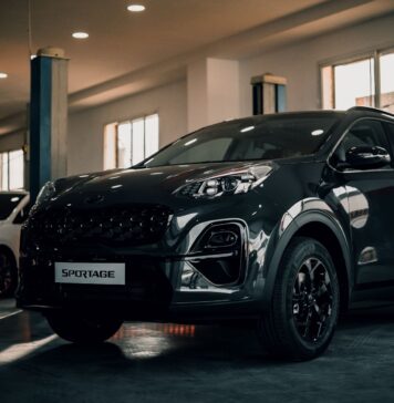 Kia Sportage zaparkowana w stylowym garażu wnętrzowym