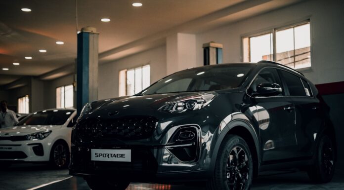 Mazda CX-3 kontra konkurenci: czy najmniejszy SUV Mazdy nadal ma sens na rynku wtórnym Kia Sportage zaparkowana w stylowym garażu wnętrzowym