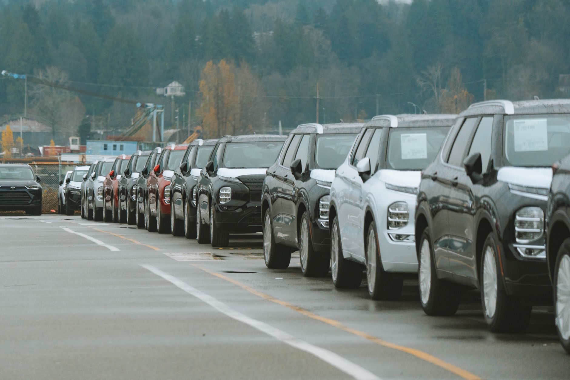 Rząd nowych SUV-ów na placu dilera samochodowego