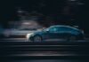 Skoda Octavia IV: benzyna, diesel czy hybryda plug-in? Czarna Skoda Octavia jadąca nocą po drodze