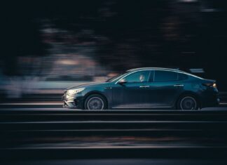 Skoda Octavia IV: benzyna, diesel czy hybryda plug-in? Czarna Skoda Octavia jadąca nocą po drodze