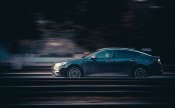 Skoda Octavia IV: benzyna, diesel czy hybryda plug-in? Czarna Skoda Octavia jadąca nocą po drodze