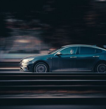Czarna Skoda Octavia jadąca nocą po drodze