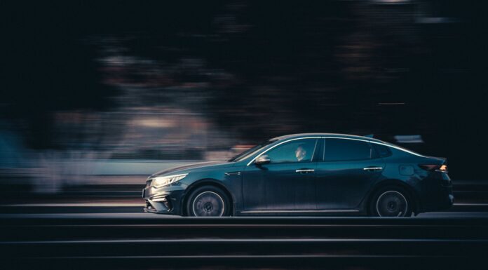 Czarna Skoda Octavia jadąca nocą po drodze