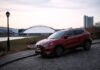 Czerwony Nissan Qashqai na brukowanej ulicy w