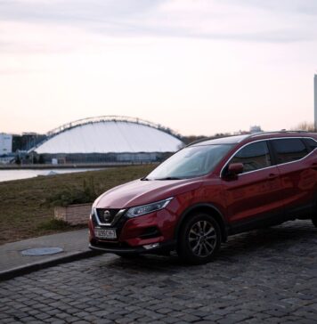Czerwony Nissan Qashqai na brukowanej ulicy w