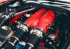 Porównanie kosztów serwisu: Aston Martin Vantage vs Porsche 911 Carrera Silnik nowoczesnego samochodu sportowego widziany z góry