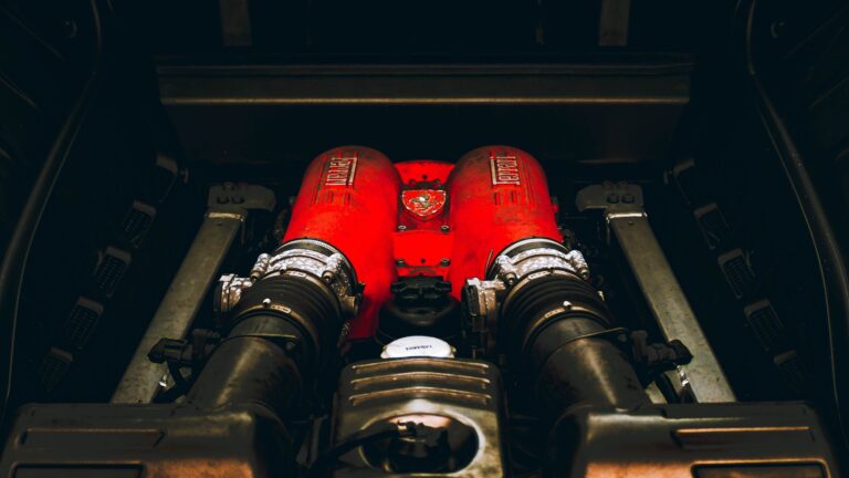 Widok z góry na czerwony silnik Ferrari z widocznymi detalami technicznymi